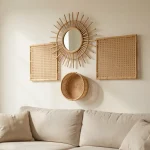 Composition murale en rotin avec miroirs soleil et panneaux tressés au-dessus d'un canapé en lin beige