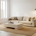 Salon moderne épuré avec canapé bas en lin beige, table basse en travertin et éclairage d'ambiance chaud