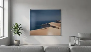 Grand panneau photo sur aluminium brossé accroché au mur d'un salon contemporain, lumière latérale