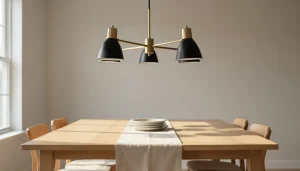 Lustre moderne design suspendu au-dessus d'une table de salle à manger en bois clair