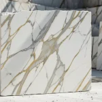 Dalle de marbre blanc veiné gris extrait en carrière, lumière naturelle latérale révélant la translucidité de la pierre