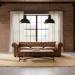 Grand salon style industriel avec mur en brique, poutres métal, canapé cuir et suspension usine
