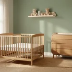Chambre de bébé complète avec lit à barreaux bois clair, commode à langer, tapis rond et rideaux lin lavé