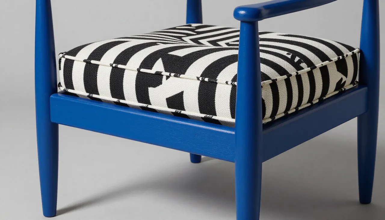 Chaise arty pop bleu cobalt et tissu graphique