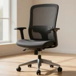 Chaise de bureau ergonomique dans un salon lumineux